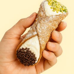 20250818_0916_Cannolo con Zucchero a Velo_remix_01k2y3x7vcfnfteq86bdhdaxxr 2